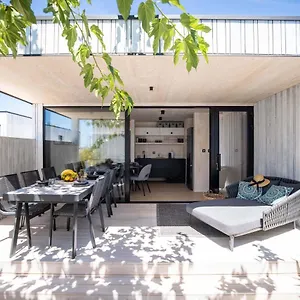  Villa Arcadia Eco-luxe Mobile Homes With Infinity Pool By Oiko Collection